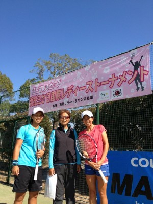 左から井上明里選手、伊良子妙子コーチ、私。